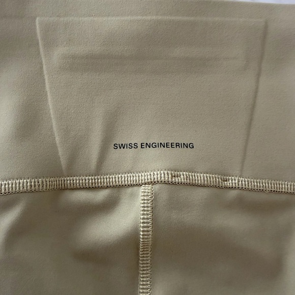 On Running High-Waist Active Leggings + Matching Crop Top - Picture 7 of 7